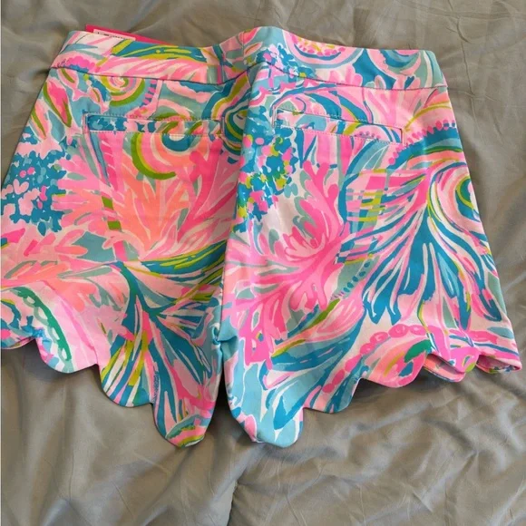 Lilly Pulitzer Scallop Hem Printed Shorts - Pink & Aqua NWT Buttercup Stretch - Picture 3 of 3